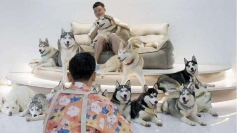 Hao tira fotografias dos homens com belos c&atilde;es. Ele defende que as imagens ir&atilde;o atrair as mulheres