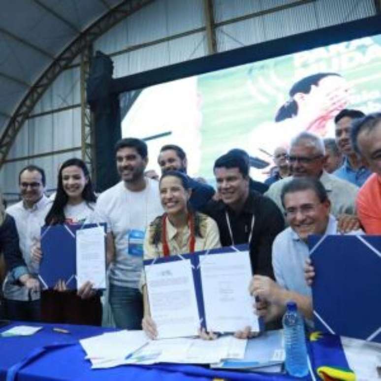 Raquel Lyra assina ordens de serviço para construção da maternidade de Serra Talhada.