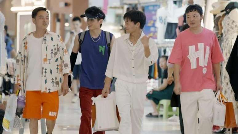 'The Dating Game' mostra (da esquerda para a direita) Hao levando Wu, Li e Zhou para comprar roupas escolhidas por ele