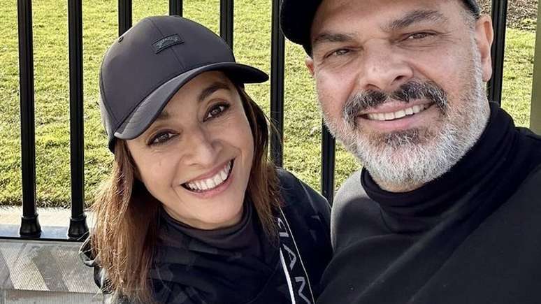 Cátia Fonseca e seu marido posam para foto em dia de folga