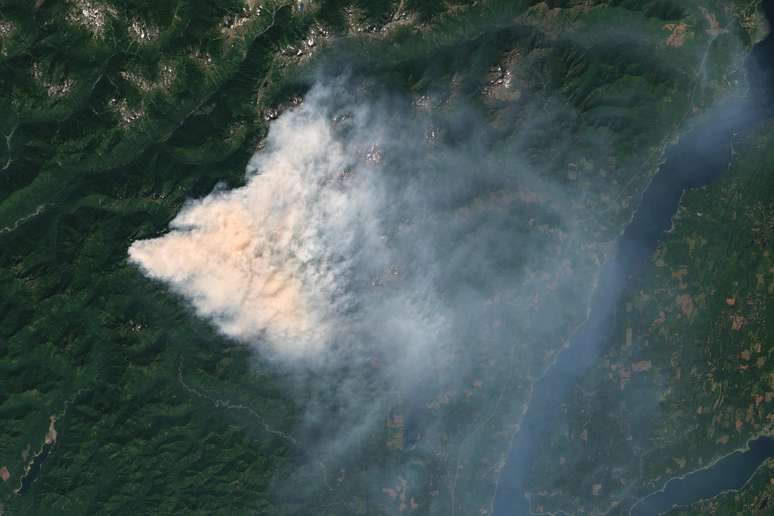 Imagem de satélite do incêndio Bear Gulch mostra uma densa coluna de fumaça sobre o Condado de Mason, Washington, enquanto equipes combatem o incêndio florestal que queima mais de 2.800 hectares na Floresta e Parque Nacional Olímpico. Foto de 12/08/2025