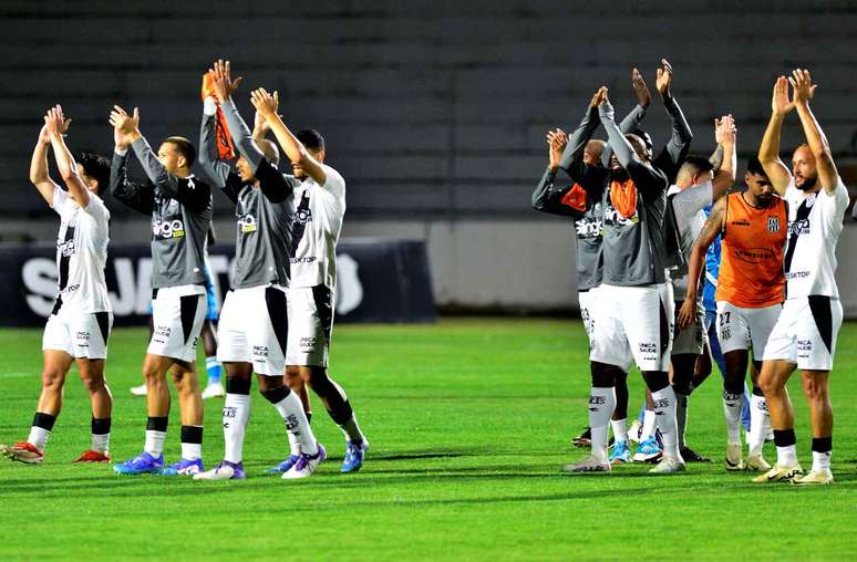 JOgadores da Ponte aplaudem a torcida. No jogo de times j&aacute; classificados, a Macaca venceu o Londrina.