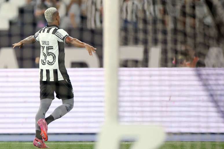 Danilo comemorando o primeiro gol do Botafogo 