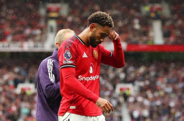 United (de vermelho) e Burnley fazem jogo movimentado. No fim 3 a 2, De ruim: Matheus Cunha sai machucado.