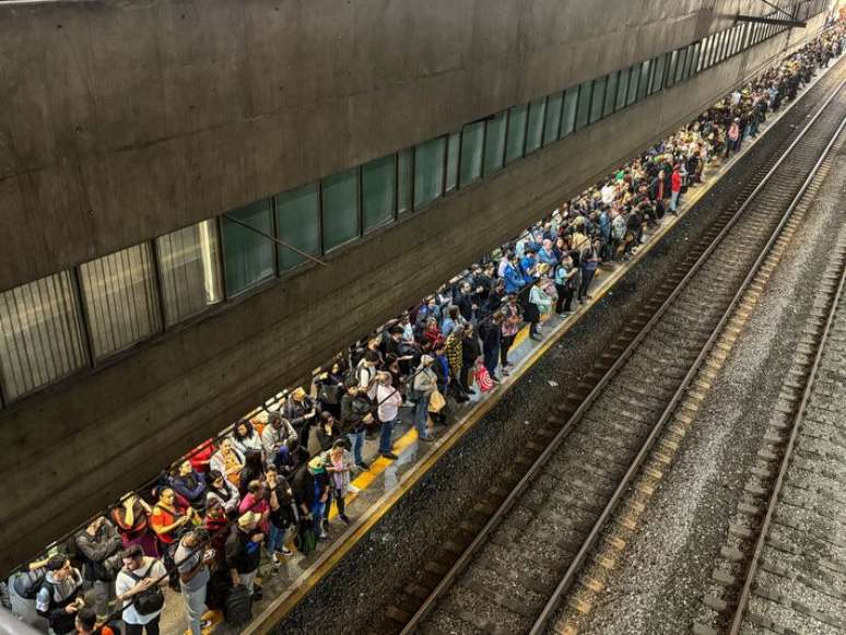 Reclama&ccedil;&atilde;o &eacute; de que plataforma passaram a ficar cheias ap&oacute;s mudan&ccedil;as feitas pela CPTM.