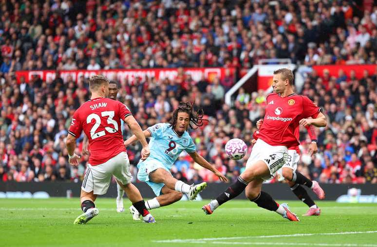 United (de vermelho) e Burnley fazem jogo movimentado. No fim 3 a 2, De ruim: Matheus Cunha sai machucado.