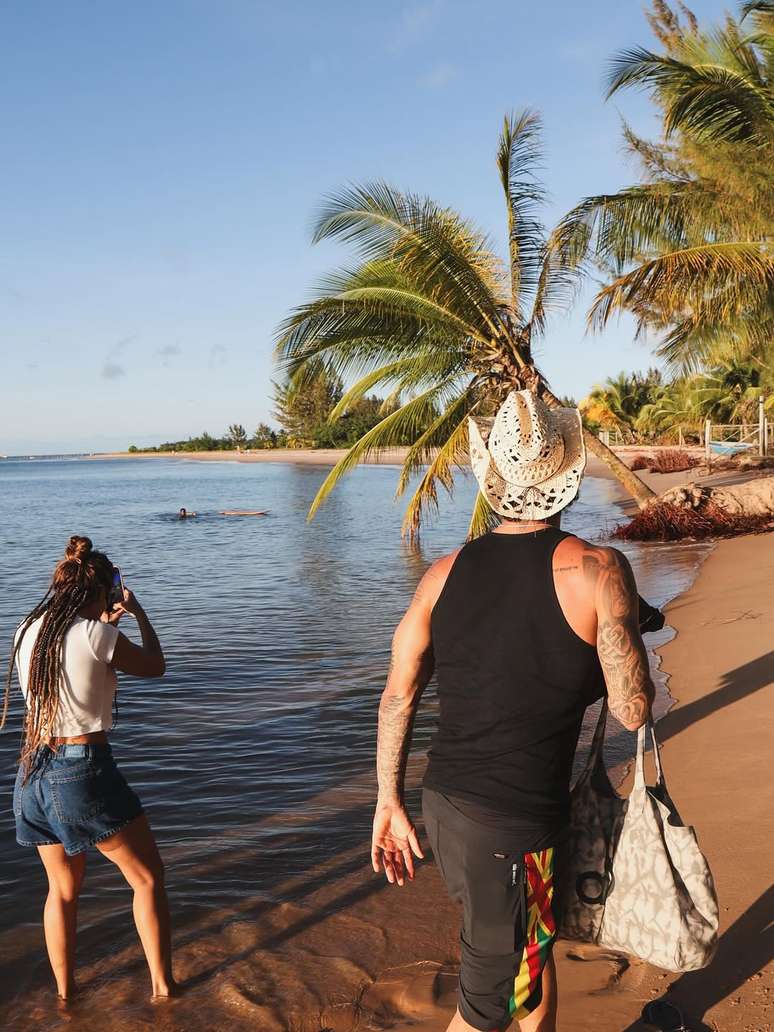 Novas fotos de Gabriel Medina com a namorada, Isabella Arantes -