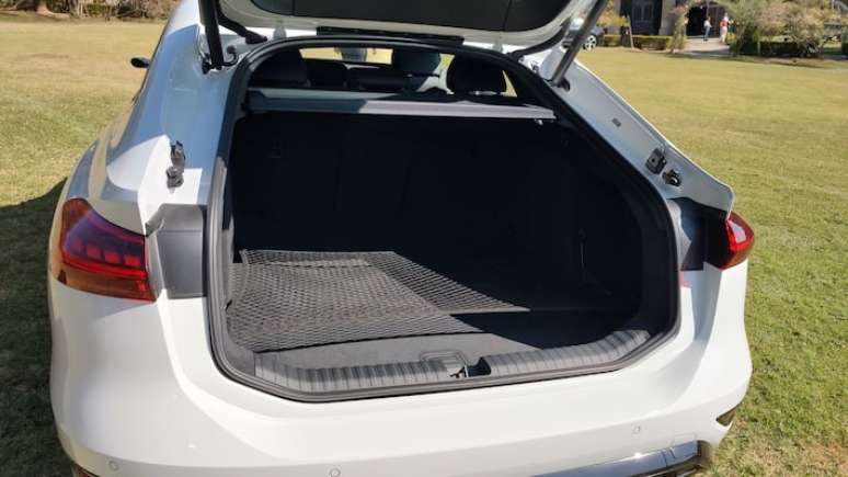 No porta-malas cabem 502 litros - ou 1.330 l com o banco traseiro rebatido; compartimento na frente leva 27 litros
