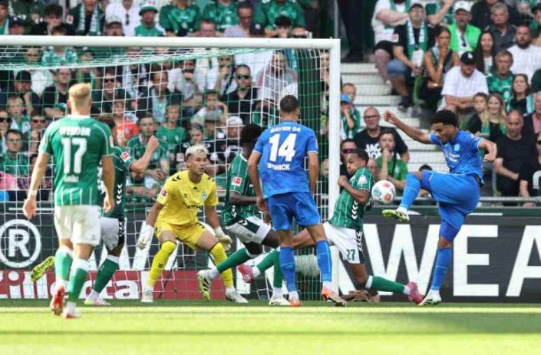 Werder Bremen (de verde) e Leverkusen ficam no 3 a 3 pelo Campeonato Alemão. 