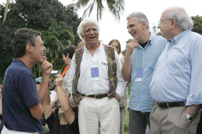 Luis Fernando Verissimo &agrave; direita, usando cinto e camisa clara durante a Festa Liter&aacute;ria Internacional de Paraty (Flip) em julho de 2004. Ao seu lado (da esquerda para a direita) Chico Buarque, Ziraldo e Angeli.