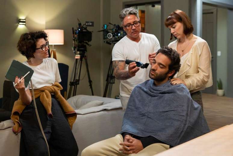 Bastidores de cena com Afonso (Humberto Carr&atilde;o), Solange (Alice Wegmann), a diretora Isabella Teixeira e o caracterizador da novela, Marcelo Dias
