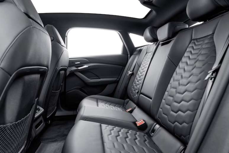 Lista oferece entradas USB atr&aacute;s, conex&atilde;o sem fio para smartphones Android e iOS, e carregador de celular por indu&ccedil;&atilde;o