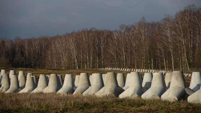 Pesadas estruturas de concreto para impedir a passagem de tanques fazem parte do 'Escudo Oriental' polonês