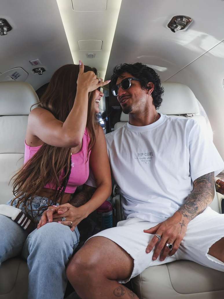 Novas fotos de Gabriel Medina com a namorada, Isabella Arantes -