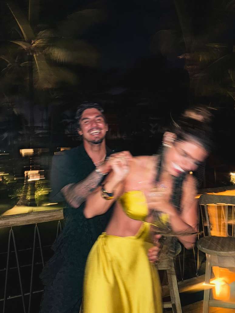 Novas fotos de Gabriel Medina com a namorada, Isabella Arantes -