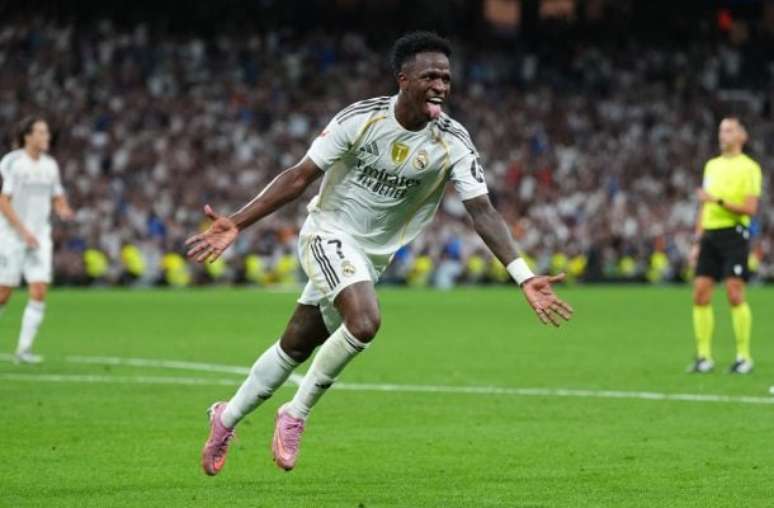 (Photo by Angel Martinez/Getty Images) - Legenda: Vini Jr celebra o seu gol, que definiu a vitória do Real Madrid sobre o Mallorca, pelo Espanhol