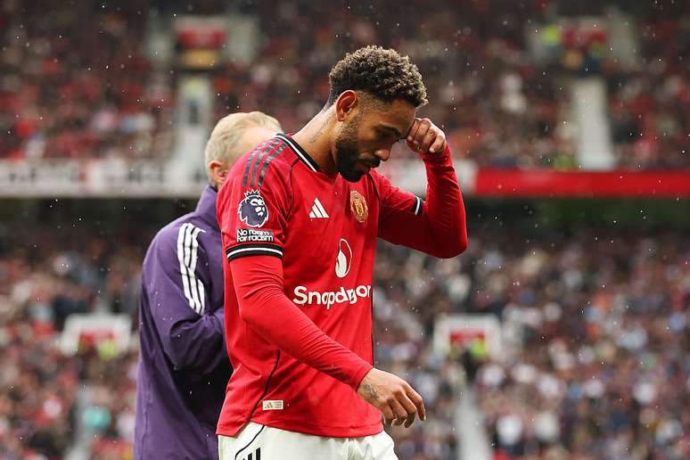 Matheus Cunha, do Manchester United, deixa o campo após se lesionar durante a partida da Premier League entre Manchester United e Burnley, no Old Trafford, em 30 de agosto de 2025, em Manchester, Inglaterra.