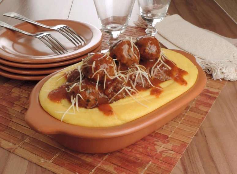 Polenta with meatballs: Learn to prepare the dish at home