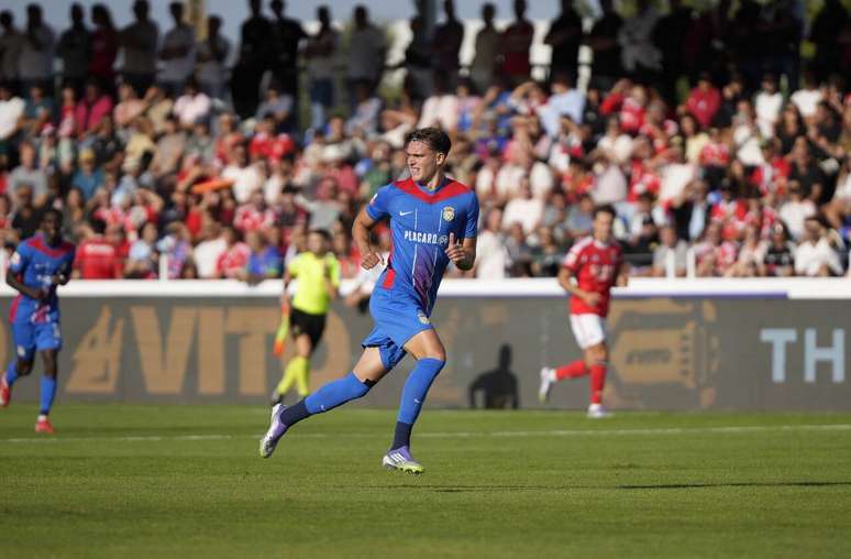Alverca (de azul) recebe o Benfica e perde por 2 a 1.