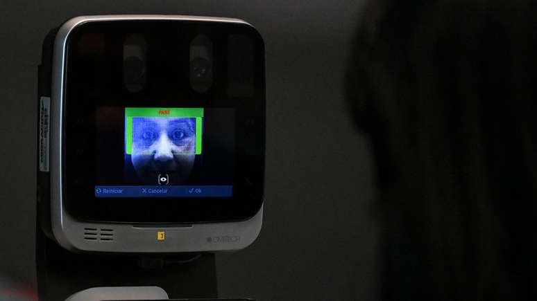 Avan&ccedil;os como a instala&ccedil;&atilde;o de sistemas de reconhecimento biom&eacute;trico aumentaram a efici&ecirc;ncia do aeroporto de Bogot&aacute;, mas ainda se verificam atrasos na imigra&ccedil;&atilde;o