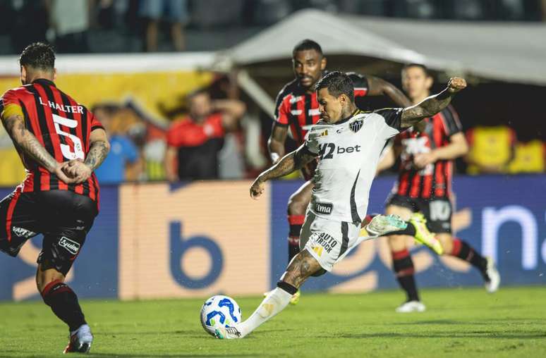 Dudu teve atua&ccedil;&atilde;o apagada e n&atilde;o conseguiu furar o bloqueio do time baiano &ndash;