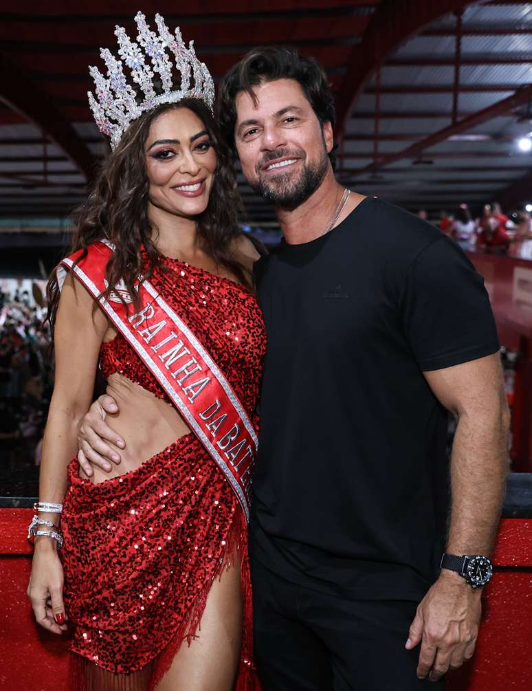 Juliana Paes é coroada como rainha de bateria da Viradouro -