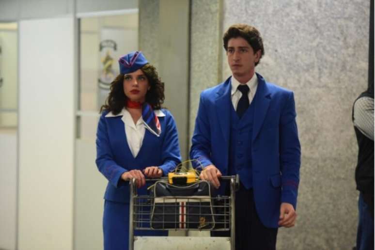 'M&aacute;scaras de Oxig&ecirc;nio (N&atilde;o) Cair&atilde;o Automaticamente' foi inspirada em hist&oacute;ria real de comiss&aacute;rios que ajudaram a salvar vidas