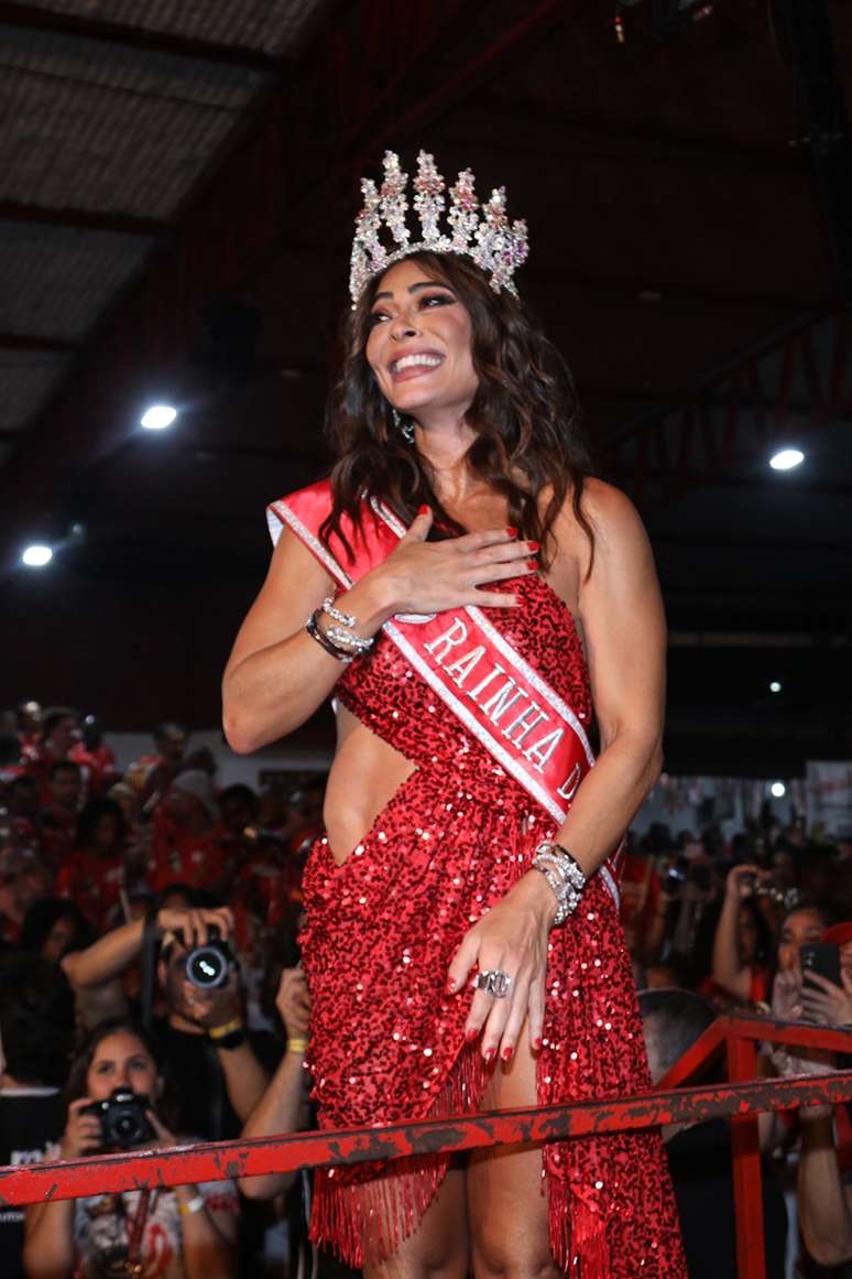 Juliana Paes é coroada como rainha de bateria da Viradouro -