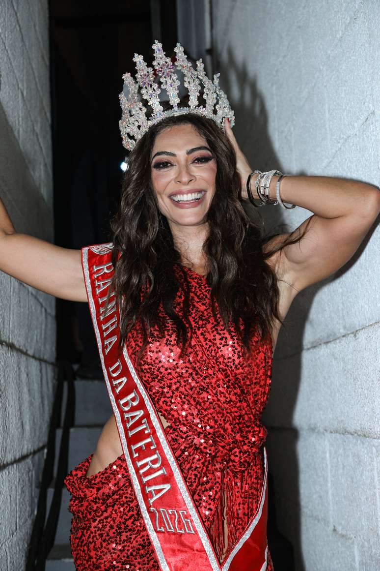 Juliana Paes é coroada como rainha de bateria da Viradouro -