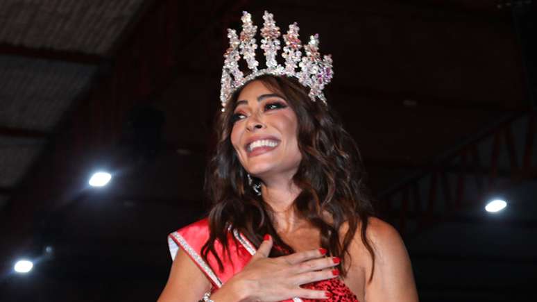 Juliana Paes é coroada como rainha de bateria da Viradouro