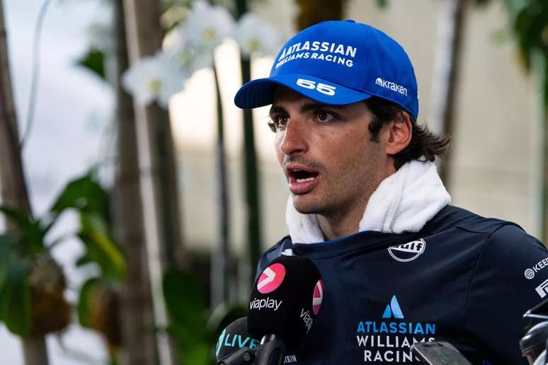 Carlos Sainz falando à imprensa após o GP da Holanda