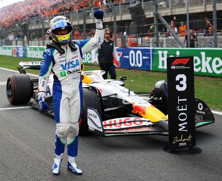 estreante Isack Hadjar comemora seu primeiro pódio na Fórmula 1