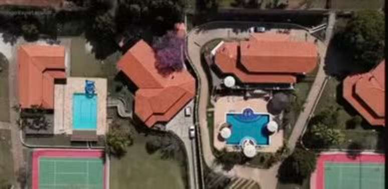 Disploaded Mansion has a swimming pool, a large green area and even the tennis court Disploaded Mansion has a swimming pool, a large green area and even the tennis court