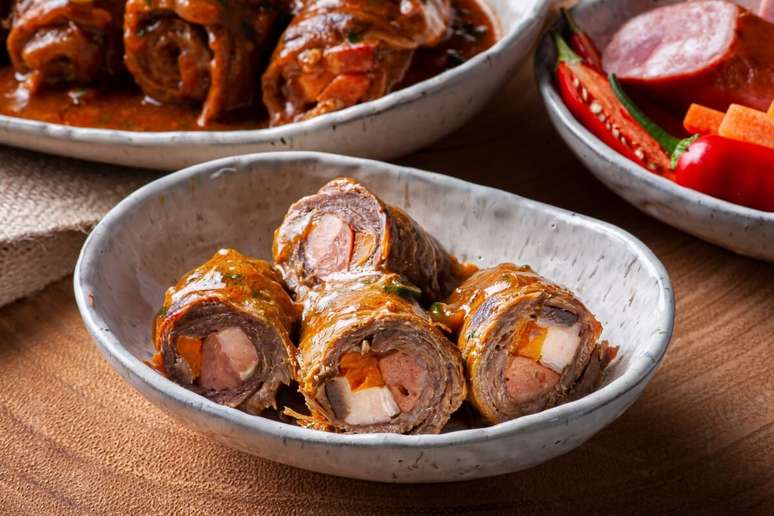 3 practical recipes of steak at the dinner roll