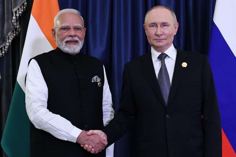 Modi e Putin durante cúpula na China