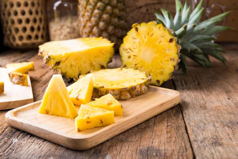 O abacaxi &eacute; uma fruta fonte de vitamina A 