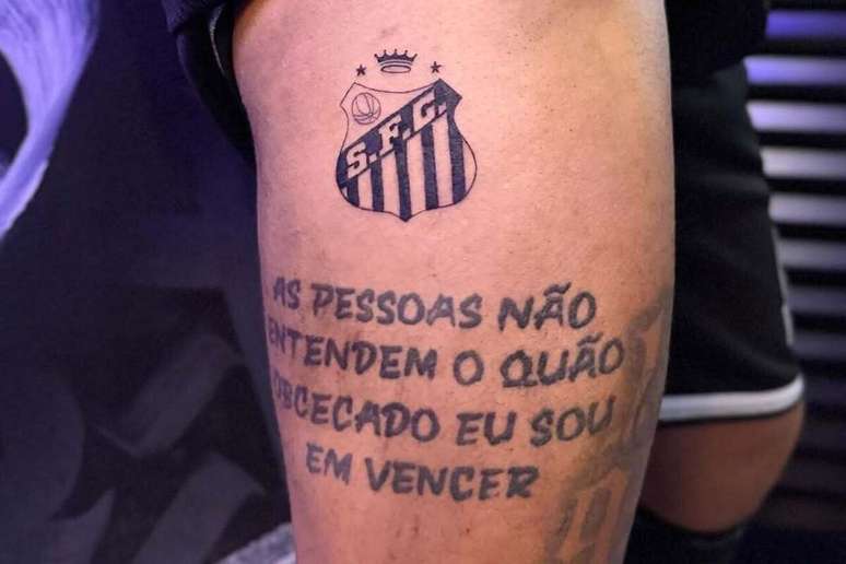 Resultado da nova tatuagem de Neymar, em homenagem ao Santos &ndash;