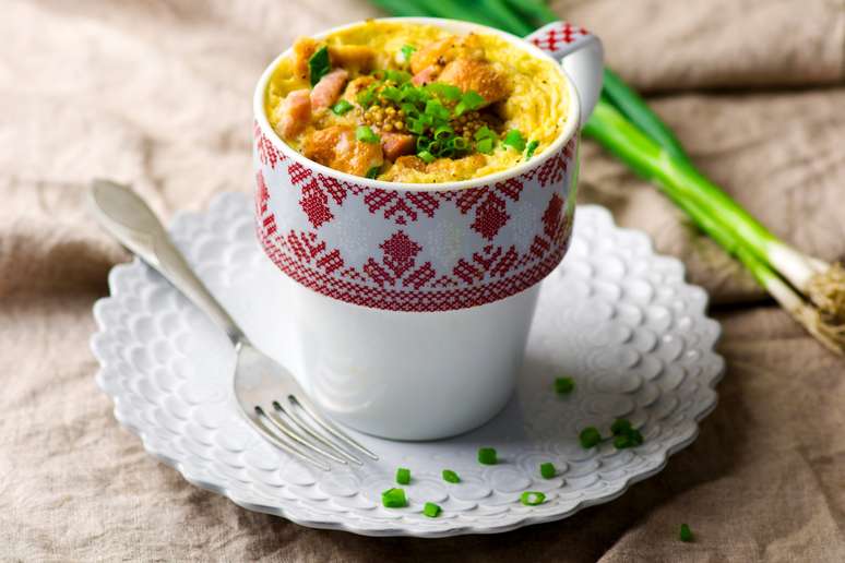 The omelette on the cup ready in 2 minutes is a quick breakfast or a practical snack with perfect egg