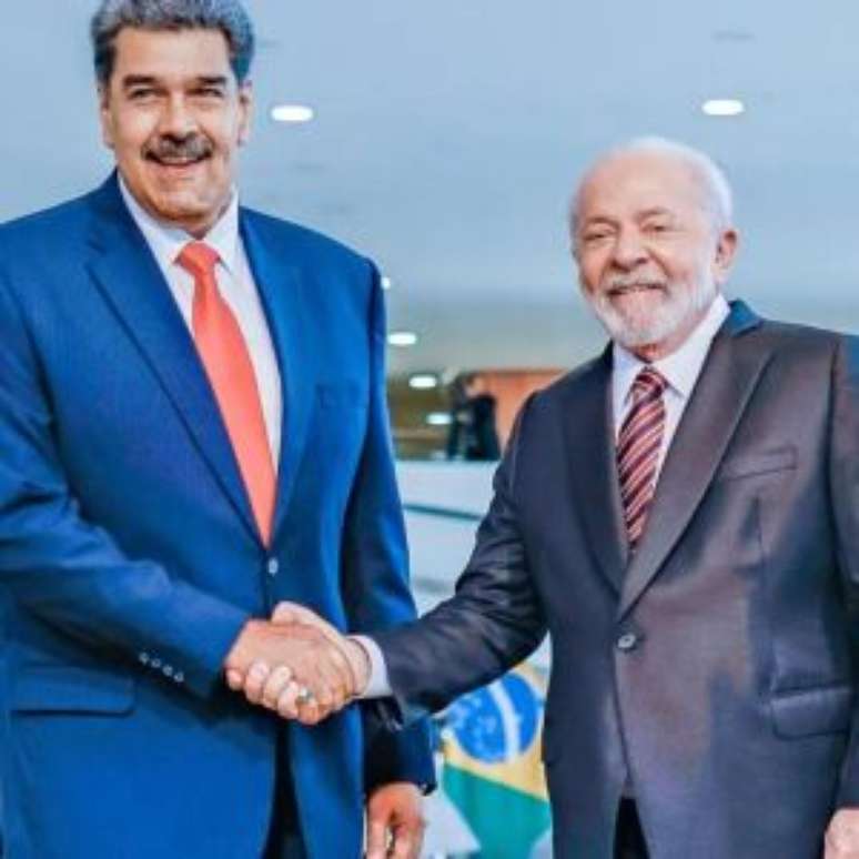 Lula e Maduro apertando as mãos.