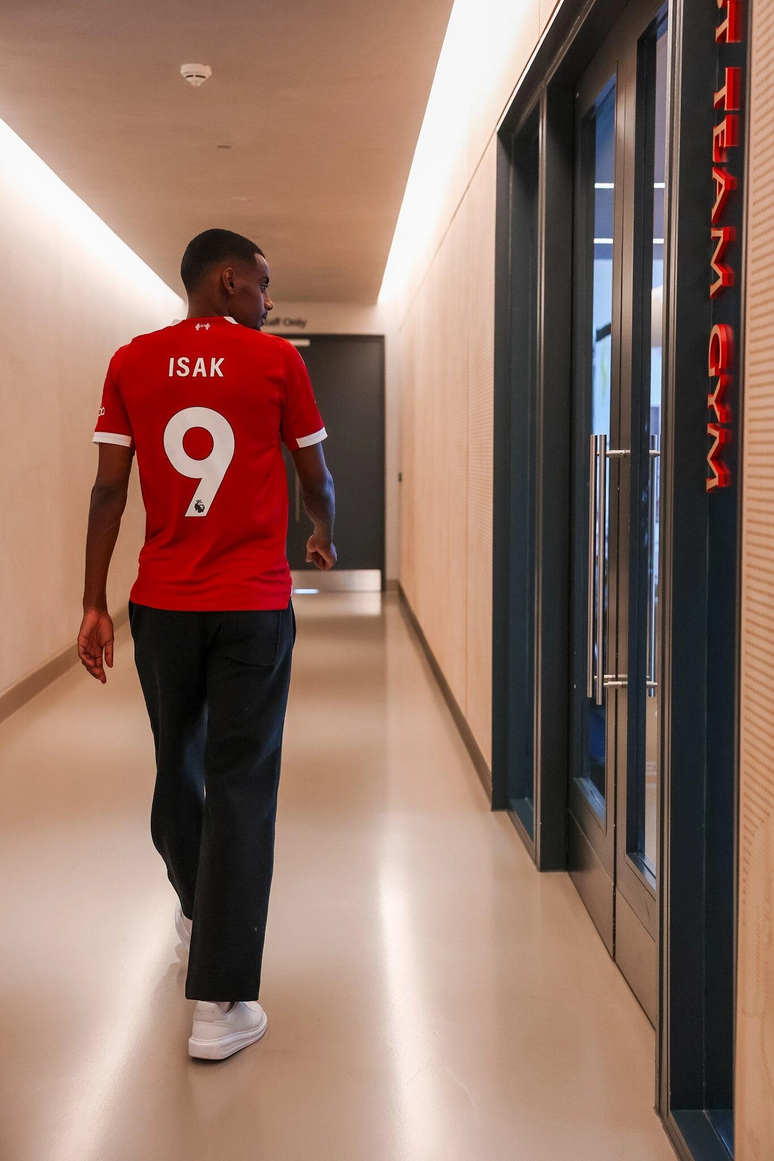 Isak durante sua apresenta&ccedil;&atilde;o no Liverpool 