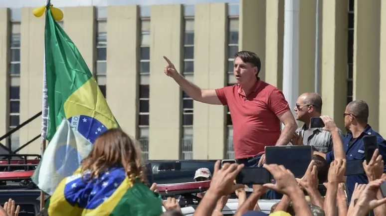 Bolsonaro em ato cujos manifestantes pediam o fechamento do STF, em 2020