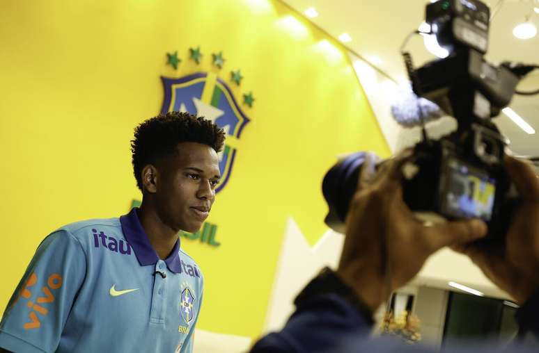 Est&ecirc;v&atilde;o se v&ecirc; mais maduro em nova convoca&ccedil;&atilde;o da Sele&ccedil;&atilde;o &ndash;