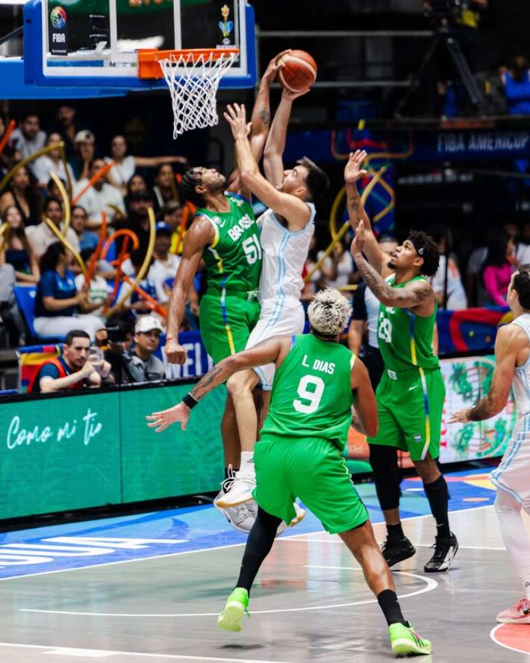 Bruno Caboclo foi, mais uma vez, um dos destaques do duelo.
