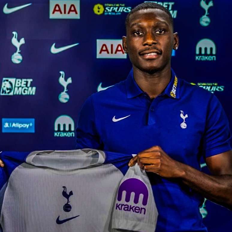 Kolo Muani sendo apresentado pelo Tottenham 