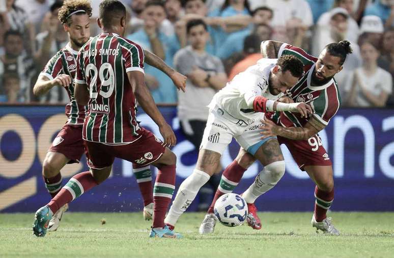 Neymar reclamou da arbitragem da partida entre Santos e Fluminense &ndash;
