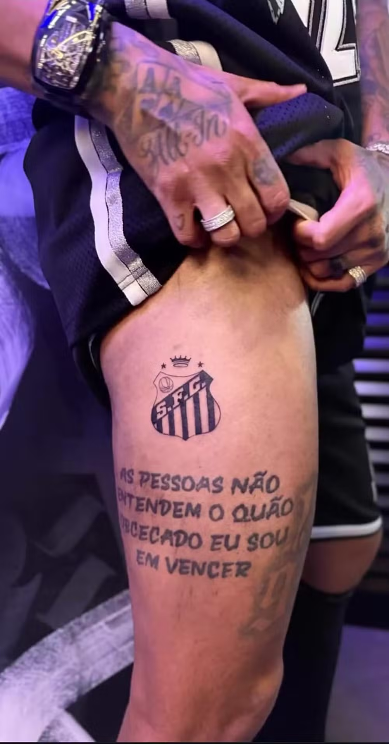 Neymar made himself tattoo of the Santos shield Neymar made himself tattoo of the Santos shield