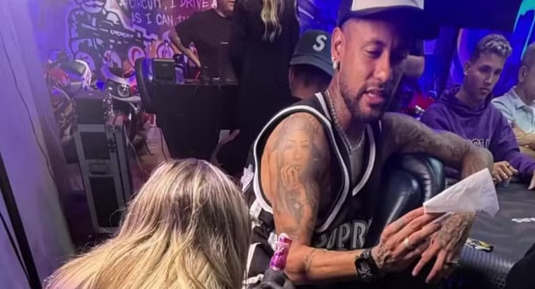 Neymar gets tattoo to the Santos shield in honor of the club