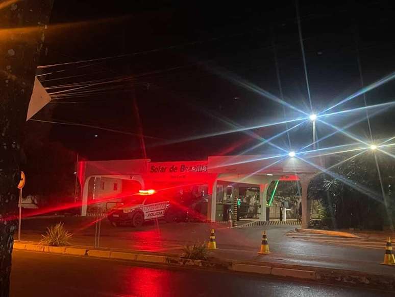 Viatura da pol&iacute;cia permanece de prontid&atilde;o em frente ao Condom&iacute;nio Solar de Bras&iacute;lia, em expectativa por poss&iacute;veis manifesta&ccedil;&otilde;es na v&eacute;spera do julgamento que agita o cen&aacute;rio pol&iacute;tico.