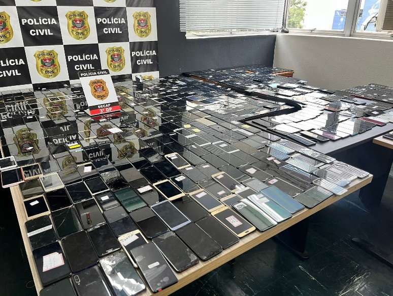 Centenas de celulares apreendidos pela operação da Polícia Civil de São Paulo