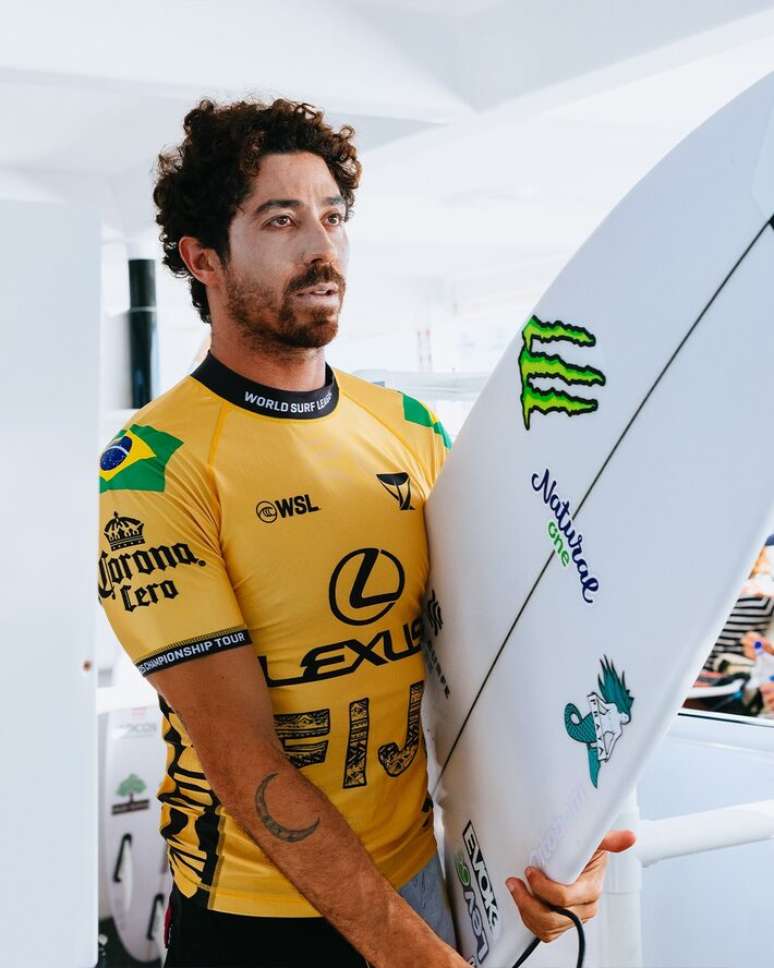 Yago Dora é campeão mundial de surfe pela primeira vez.